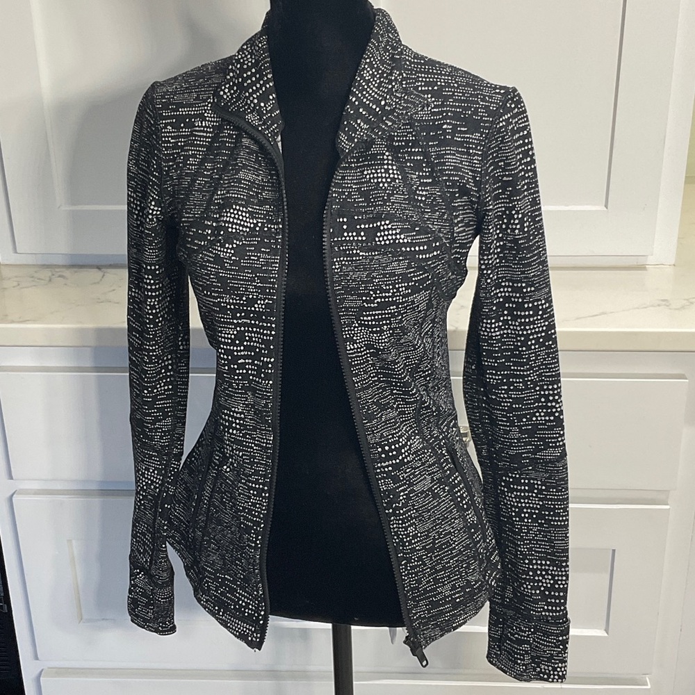 Like New Lululemon Women's Black and White Patterned Jacket (R)